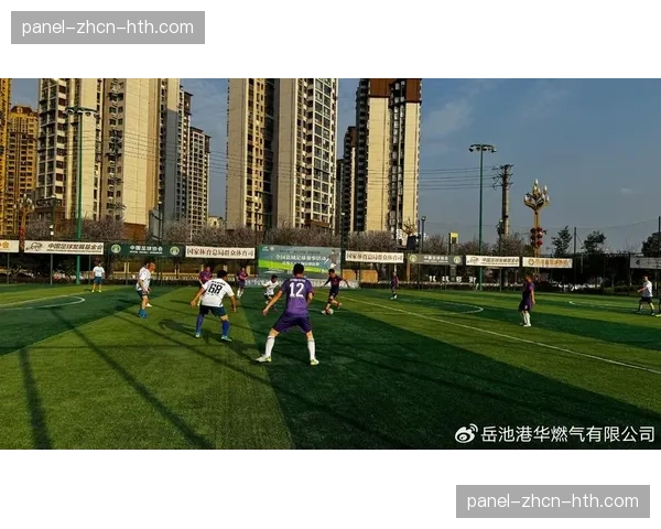 花絮：足球友谊赛，机器狗担任“球童”运送足球，引发社交媒体热议